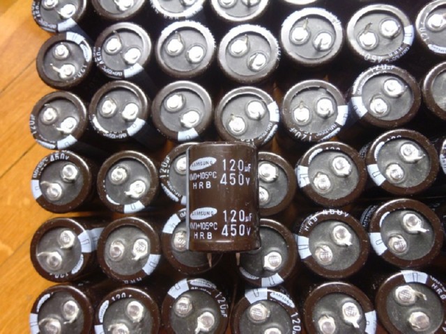 elko_Samsung_120uF-450V_105C_izbliza.jpg