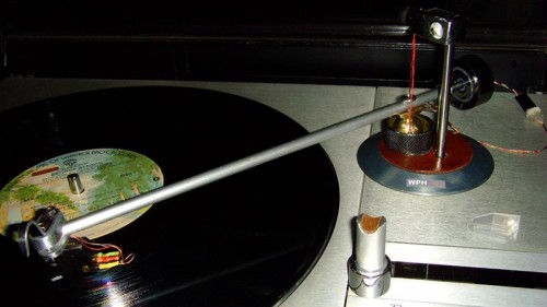 Floating_Ball_Bearing_Arm_On_Turntable.jpg